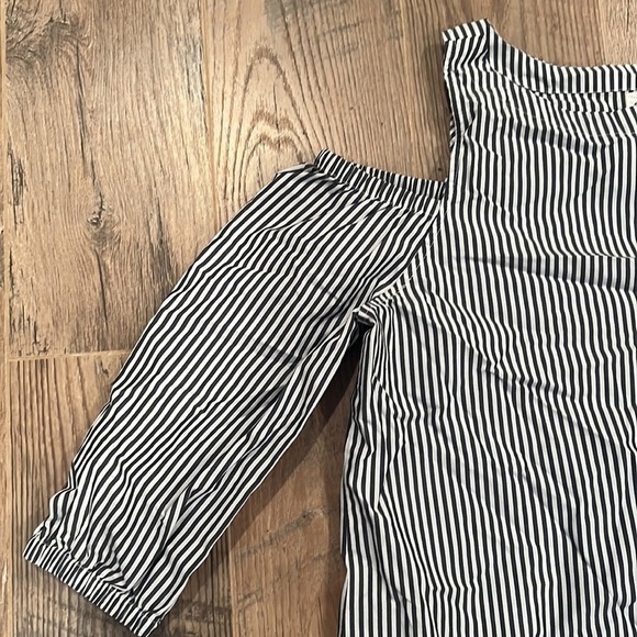 GAP Woman’s Striped Cold Shoulder Blouse Size Small - Picture 2 of 5
